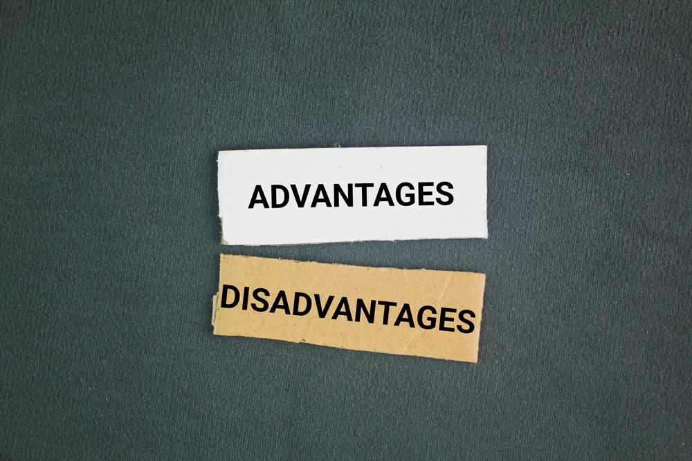 graphic of 2 pieces of paper with one saying advantage and one saying disadvantage